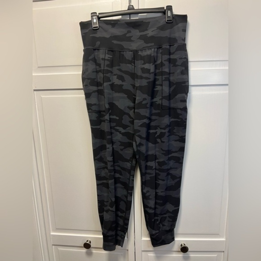 Athleta Salutation Camo Jogger Size Women’s Large Color Black And Gray Camo